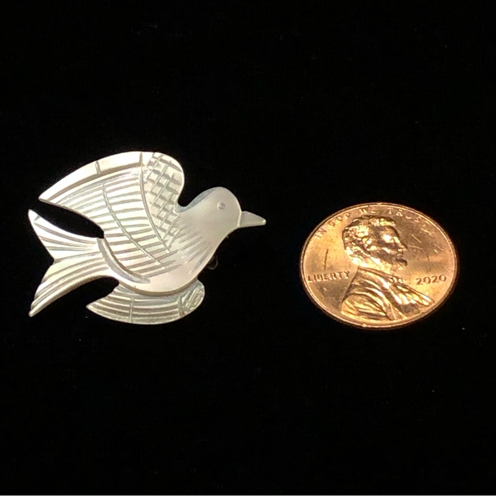 Carved Dove Bird Mother of Pearl Pin Brooch peace - Picture 6 of 6